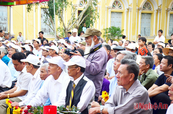 Hàng trăm giáo dân thuộc hai xóm Nam Trung A, Nam Trung B về tham dự ngày hội