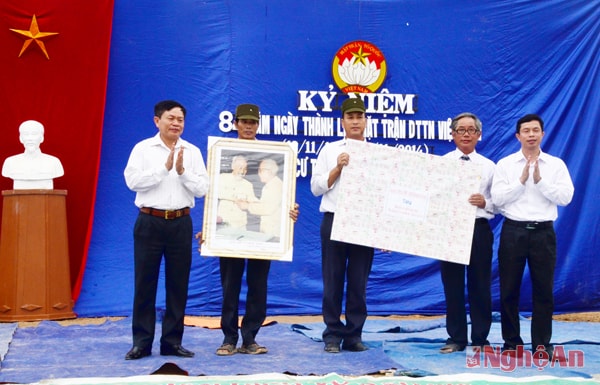 Tặng quà cho ban cán sự hai xóm