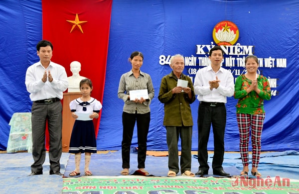 Tặng quà cho người nghèo
