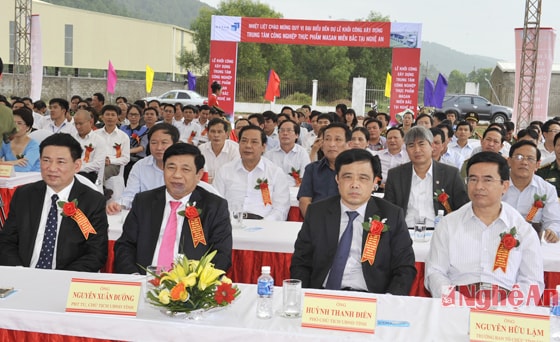 Các đồng chí lãnh đạo tỉnh tham dự buổi lễ