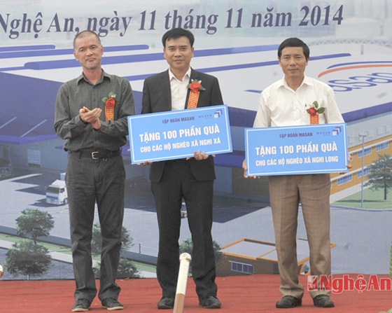 Đại diện xã Nghi Long và Nghi xá (Nghi Lộc) nhận quà cho hộ nghèo do Công ty CP Tập đoàn Masan trao tặng