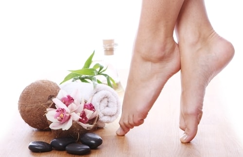 Mẹo hay trị nứt gót chân hiệu quả trong mùa đông. Ảnh minh họa