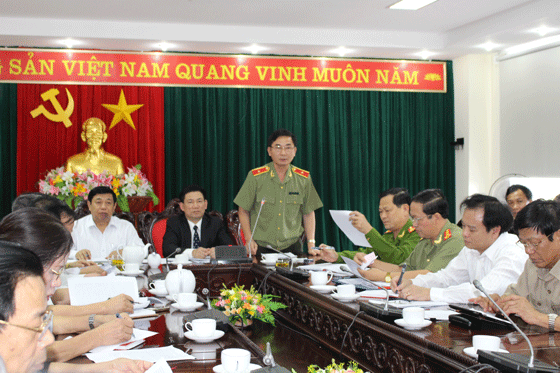 Đồng chí Nguyễn Xuân Lâm - Giám đốc Công an tỉnh báo cáo tình hình.