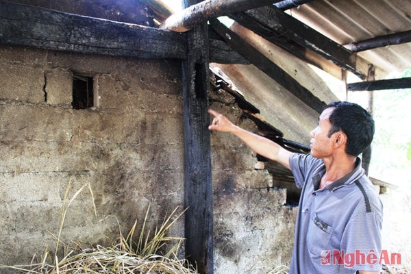 Nhà chứa rơm của gia đình anh Phan Văn Cát bị cháy 2 lần trong hai tháng qua