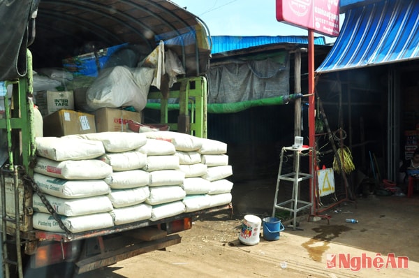Thùng xe tải luôn có xu hướng xìa ra để chở thêm hàng - Ảnh chụp ở Phnom Penh