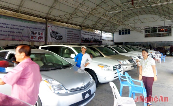Một gara bán xe ô tô cũ ở Phnom Penh