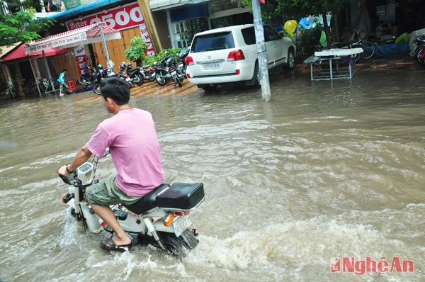 Một tuyến phố chính ở Phnom Penh ngày mưa