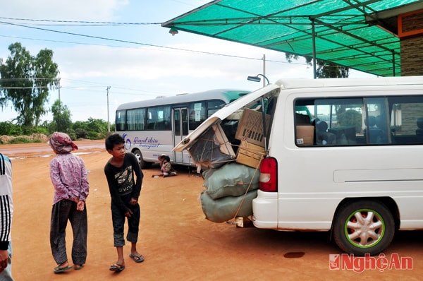 Xe khách vẫn mở cửa sau để chờ thêm hàng từ Phnom Penh đi các tỉnh