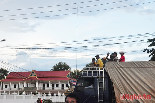 Người dân ngồi trên nóc xe tải lưu thông trên đường phố Siêm Riệp