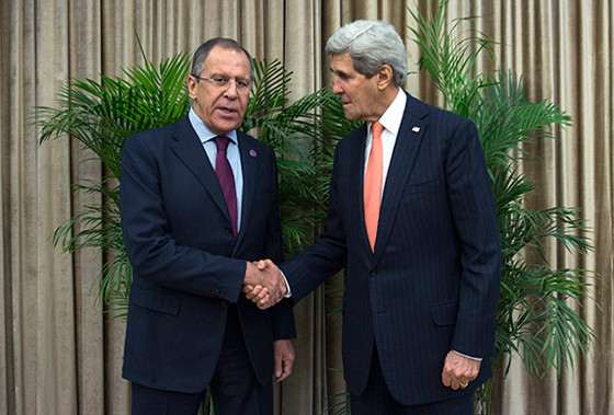 Ngoại trưởng Nga Sergei Lavrov gặp Ngoại trưởng Mỹ John Kerry bên lề Hội nghị cấp cao Diễn đàn hợp tác kinh tế châu Á - Thái Bình Dương 2014. Nguồn: RT