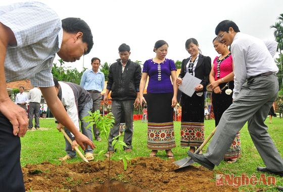 Đồng chí Lê Xuân Đại - Ủy viên BTV Tỉnh ủy - Phó chủ tịch UBND tỉnh cùng lãnh đạo UBND huyện Quỳ Châu, nhân dân trồng cây lưu niệm tại bản Đồng Minh