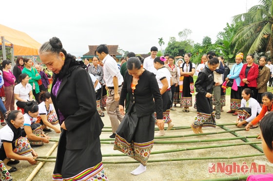 Bà con nhân dân bản Đồng Minh nhảy sạp mừng ngày hội đoàn kết toàn dân