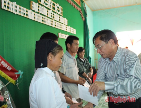 Tặng quà cho các hộ nghèo