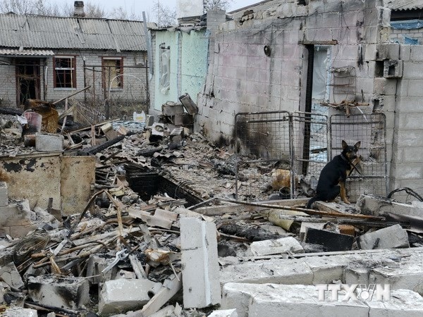 Một ngôi nhà bị phá hủy trong cuộc giao tranh tại khu vực ngoại ô Donetsk. (Nguồn: AFP/TTXVN)