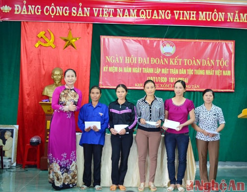 Tặng quà cho các hộ nghèo