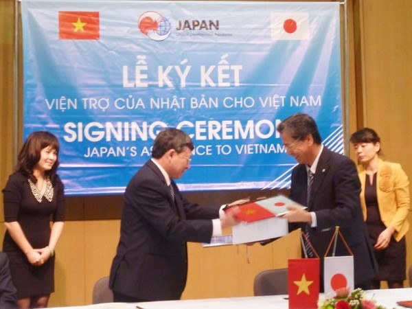 Lễ ký hợp đồng viện trợ không hoàn lại của Chính phủ Nhật Bản cho năm dự án tại Việt Nam. (Nguồn: cpv.org.vn)