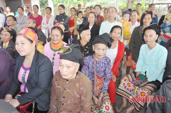 Đông đảo dân bản tham gia ngày hội