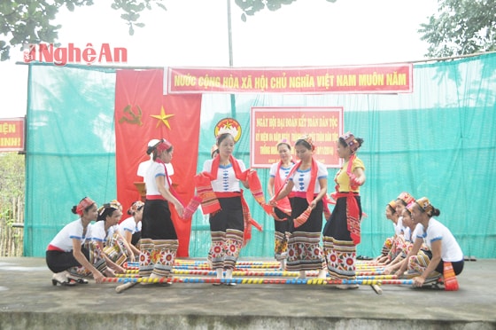 Tiết mục múa sạp tại ngày hội