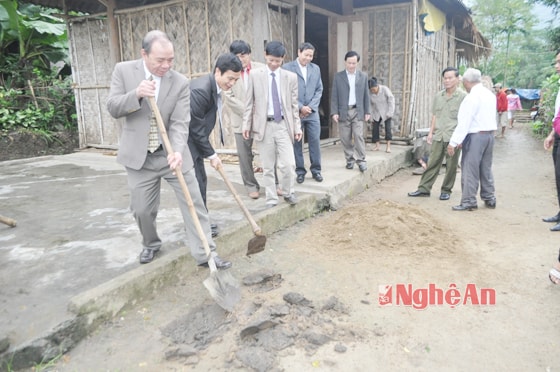 Lãnh đạo UBMTTQ tỉnh và huyện khởi công xây dựng nhà 