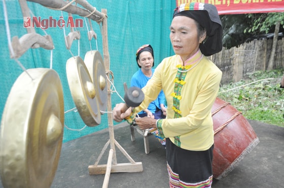 Tiết mục đánh cồng chiêng tại ngày hội