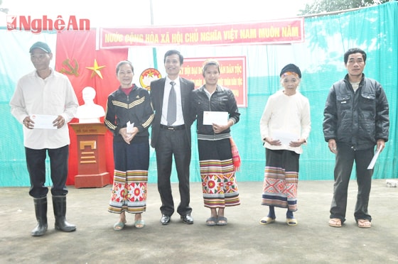 Lãnh đạo UBMTTQ tỉnh tặng quà cho hộ nghèo