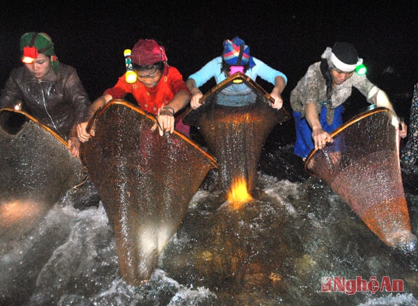 l Phụ nữ bản Tùng Hương (xã Tam Quang - Tương Dương) đi xúc cá ban đêm - Tác phẩm của tác giả Hồ Phương đoạt giải Nhất cuộc thi ảnh báo chí “Khoảnh khắc vàng” năm 2014.