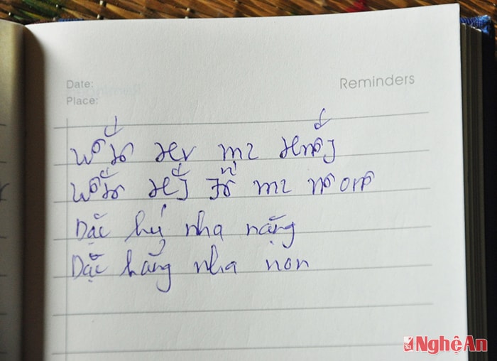 Câu viết bằng chữ Thái Lai Pao của anh Lương Xu Ly, dành tặng cho học trò trường THCS xã Yên Tĩnh, đại ý 