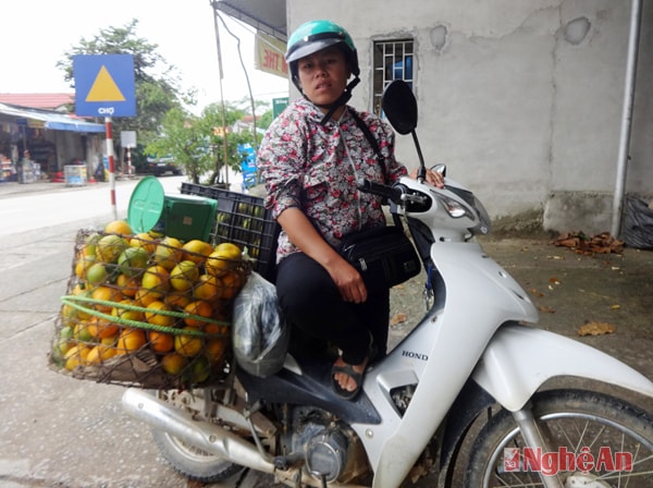 Thương lái vận chuyển cam đến các khu chợ lân cận.