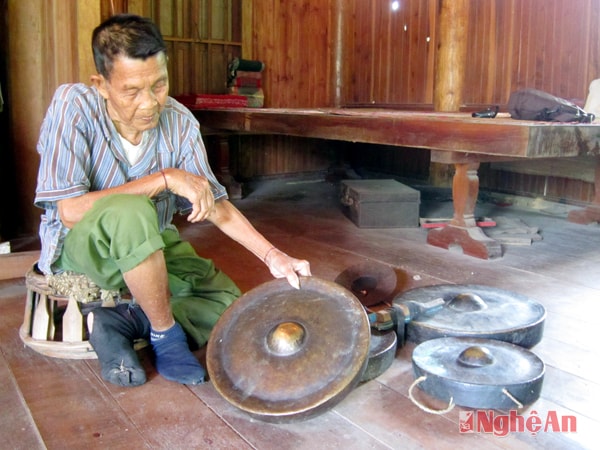 Cụ Mạc Văn Nguyễn ở bản Chắn (xã Thạch Giám - Tương Dương),  bên bộ cồng chiêng cổ của mình.