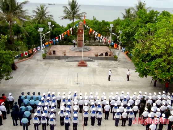 Chào cờ trên đảo Nam Yết