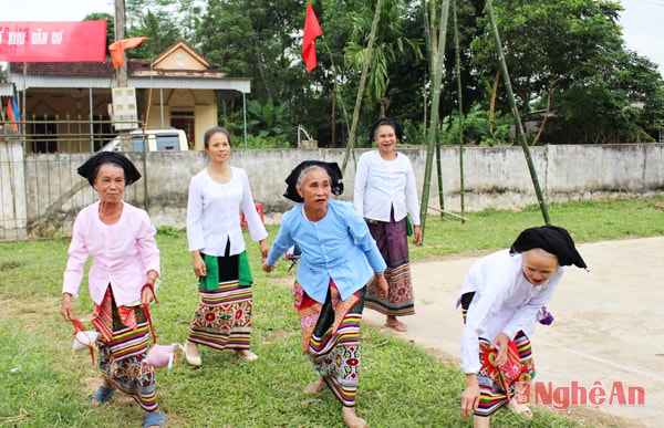 Vui hội ném còn.