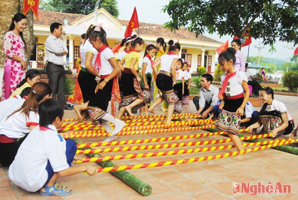 Học sinh Trường Tiểu học Châu Hội 1 vui múa sạp.