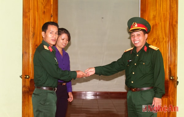 Lãnh đạo, chỉ huy Trung đoàn 1, bàn giao chìa khóa ngôi nhà mới cho đồng chí Thìn