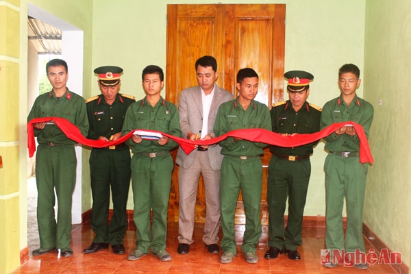 Lãnh đạo, chỉ huy Trung đoàn 1 và chính quyền địa phương cắt băng khánh thành bàn giao ngôi nhà đồng đội cho đc trung úy Nguyễn Văn Thìn y tá đại đội 17, trung đoàn