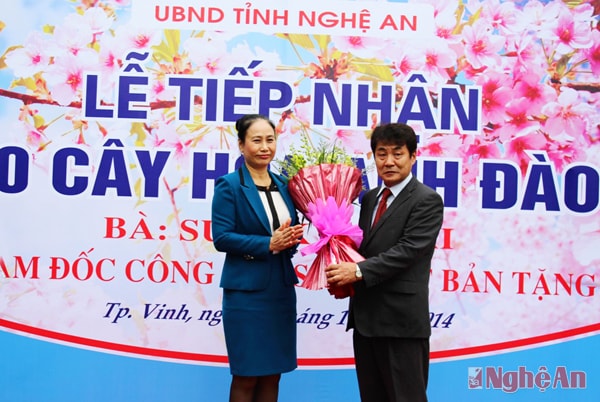 Bà Đinh Thị Lệ Thanh tặng hoa cảm ơn Công ty ISA Nhật Bản đã giành tình cảm sâu sắc đến quê hương Bác Hồ.