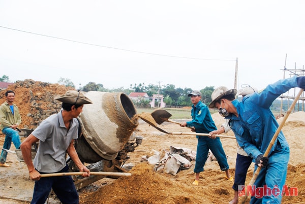 Công nhân đang tích cực thi công.