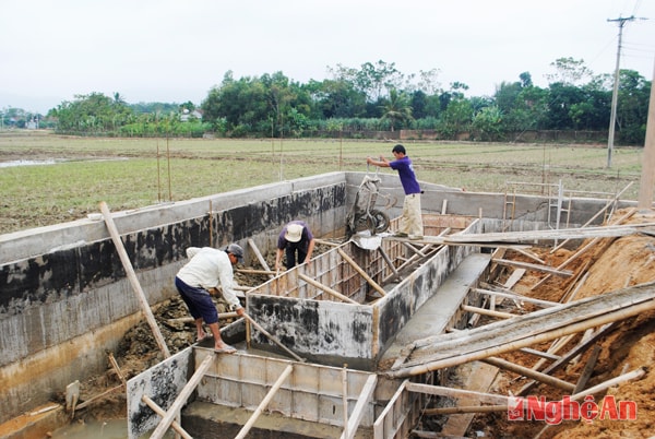 Các hạng mục tường rào, công trình phụ của khuôn viên trụ sở UBND xã đang gấp rút thi công.