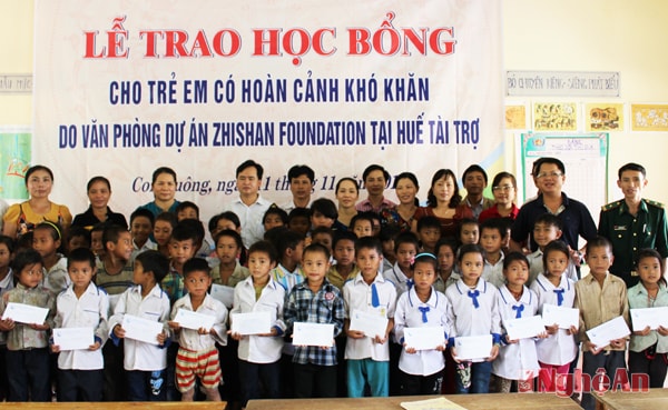 Trao học bổng cho trẻ em nghèo