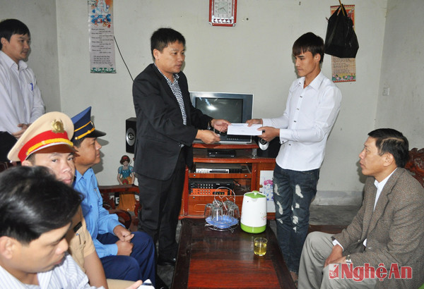 Ban ATGT tỉnh thăm hỏi gia đình bà Nguyễn Thị Hằng bị tử vong vì tại nạn giao thông ở xóm 2 xã Nghi Trường – Nghi Lộc.