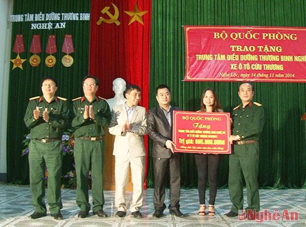 Đại tá Trần Quốc Dũng, Phó Cục trưởng Cục Chính sách – BQP trao tặng xe ô tôt cứ thương cho Trung tâm điều dưỡng thương binh Nghệ An.