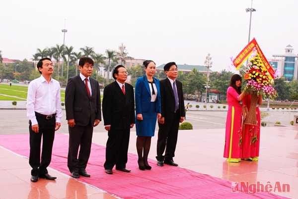 Dâng hoa tại trước tượng đài Chủ tịch Hồ Chí Minh.