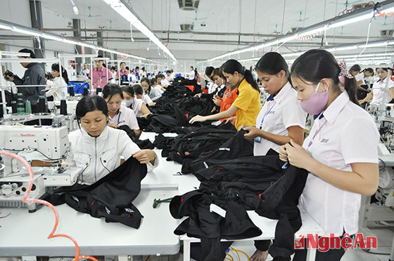 Công nhân xã Diễn Hồng làm việc tại Nhà máy may Nam Sung Vina (KCN Hồng - Tháp - Kỷ, Diễn Châu).Ảnh: Mai Hoa