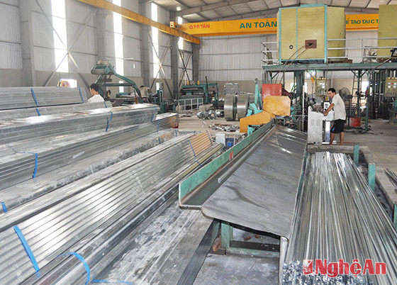 Nhà máy  sản xuất  ống thép  của  doanh nghiệp Thành Phát tại xã  Diễn Hồng.
