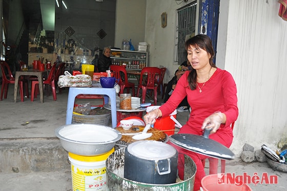 Dịch vụ ăn sáng phục vụ sinh viên trên đường Hoàng Phan Thái.