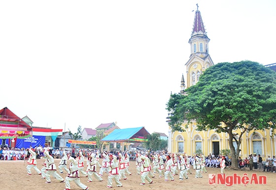 Ngày hội đại đoàn kết của người dân Giáo xứ Diệu Ốc  được tổ chức cạnh nhà thờ xứ