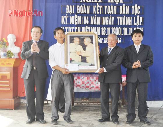 Đồng chí Hồ Ngọc Sỹ tặng quà cho khối đại doàn kết xóm Liên Yên