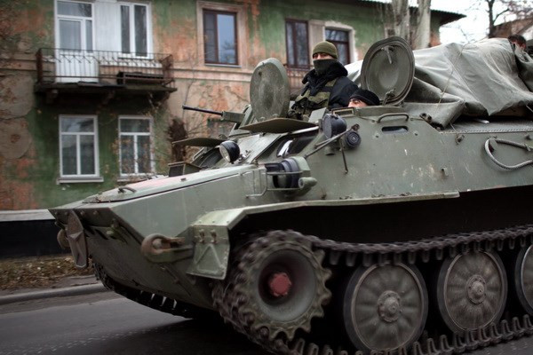 Xe quân sự tuần tra trên tuyến đường chính gần làng Torez, phía đông Donetsk, miền đông Ukraine ngày 12/11. (Nguồn: AFP/ TTXVN)