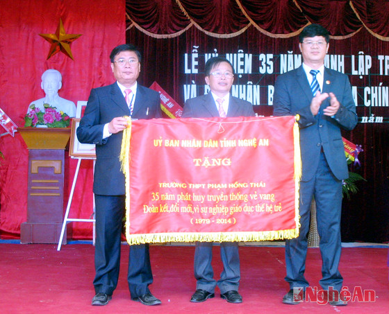 UBND tỉnh Nghệ An tặng bức trướng nhân kỷ niệm 35 năm thành lập.