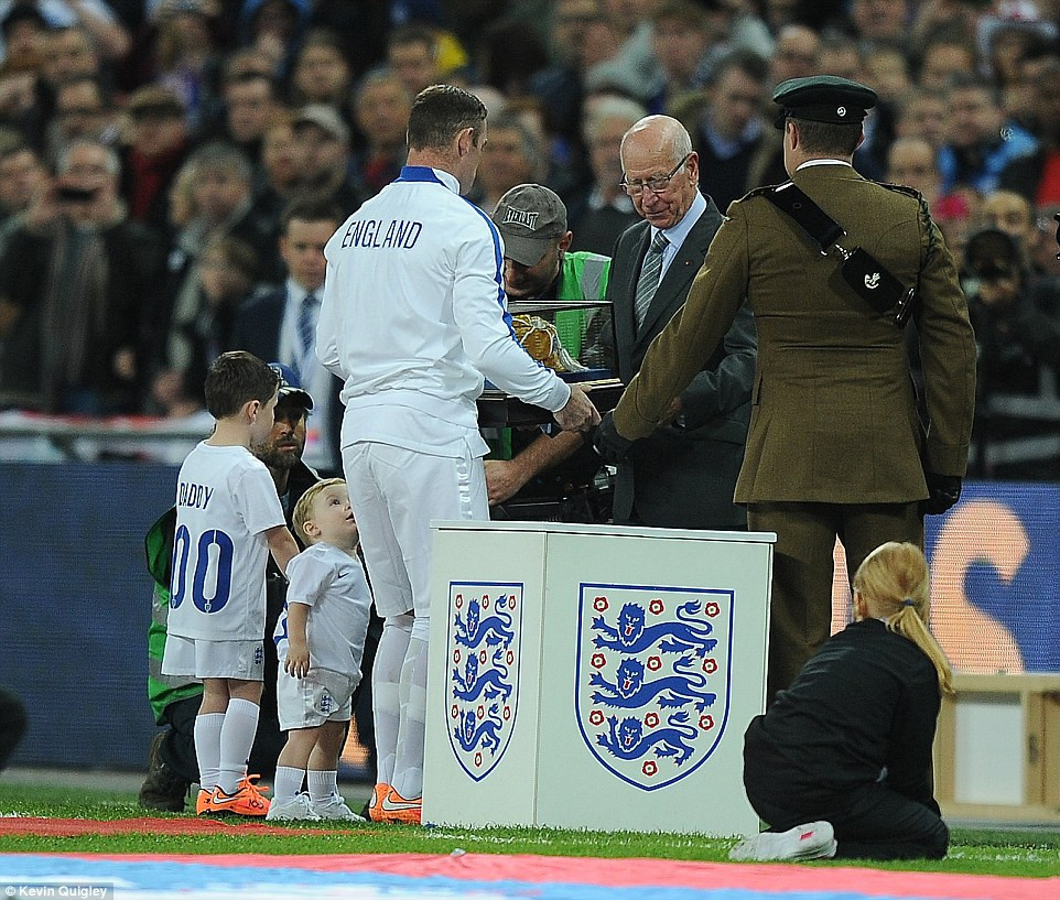 Huyền thoại Bobby Charlton trao tặng kỷ niệm chương cho Rooney trước trận đấu. Ảnh: Kevin Quigley