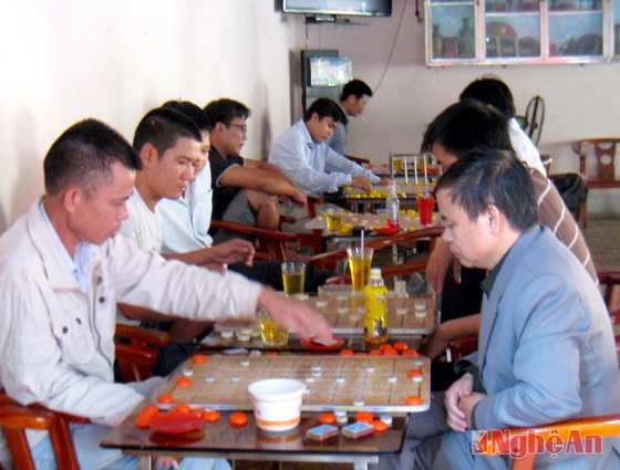 Một “sới” cờ tướng trong quán cà phê ở TP. Vinh.